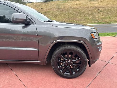 Used 2018 Jeep Grand Cherokee Altitude AWD/4WD image 35