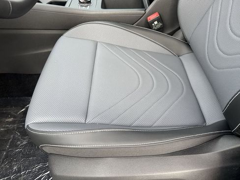 New 2025 Volkswagen Tiguan SE image 9