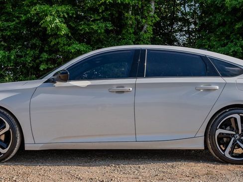 Used 2018 Honda Accord Sport image 2