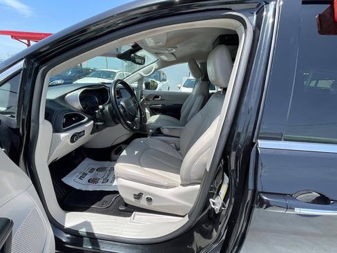 Used 2021 Chrysler Pacifica Touring-L FWD image 10