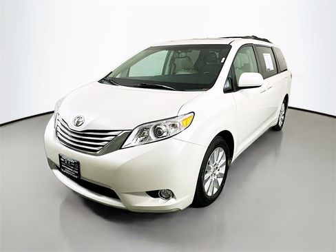 Used 2015 Toyota Sienna XLE Premium image 3