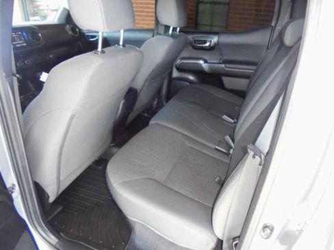 Used 2017 Toyota Tacoma TRD Sport image 9