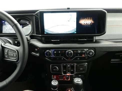 Used 2025 Jeep Wrangler Willys image 17