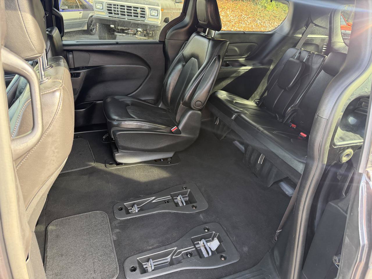 Used 2021 Chrysler Pacifica Touring-L w/ S Appearance Package FWD image 12