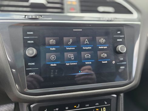 Used 2024 Volkswagen Tiguan SE image 30