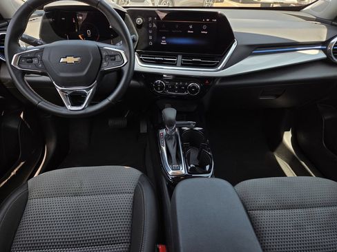 Used 2025 Chevrolet Trax LT w/ LT Convenience Package FWD image 9