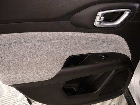 Used 2025 Jeep Compass Latitude image 15