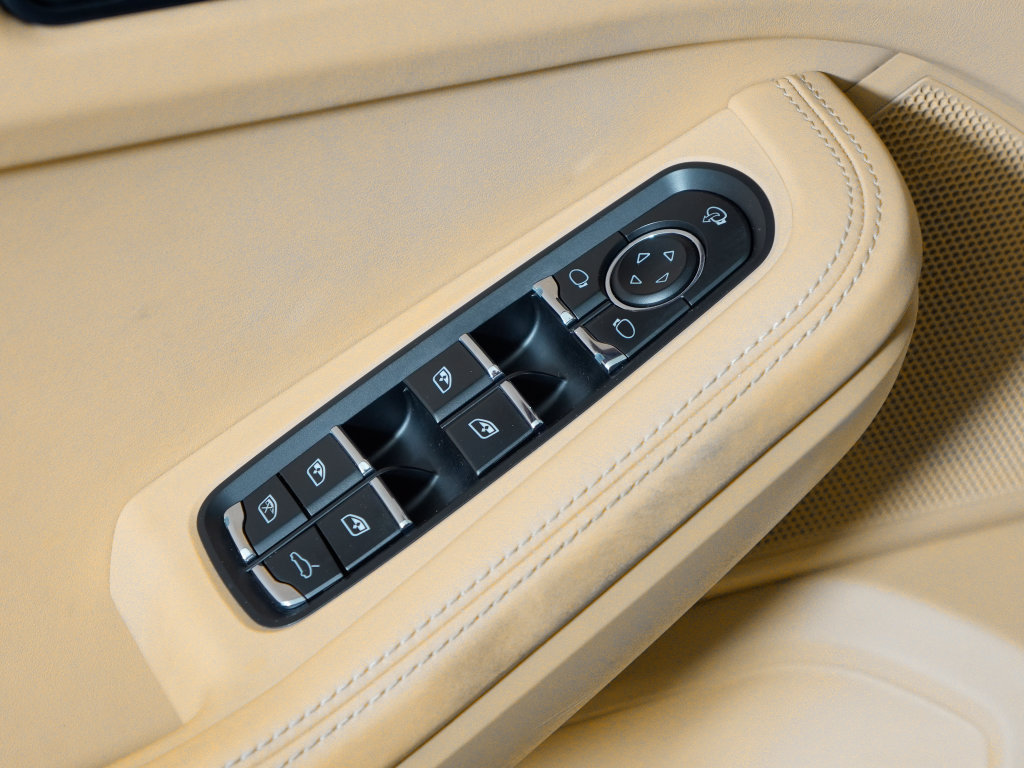 Certified 2023 Porsche Macan S AWD/4WD image 19