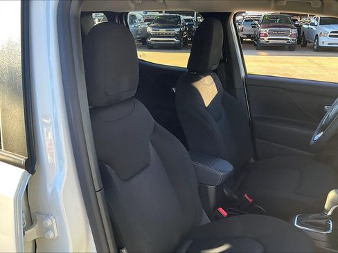 Used 2023 Jeep Renegade Latitude image 9