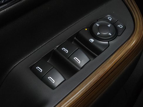 Used 2020 GMC Acadia SLE image 17