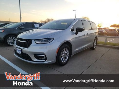 Used 2024 Chrysler Pacifica Touring-L image 1