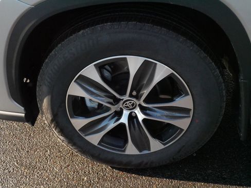 Certified 2025 Toyota Highlander XLE image 15