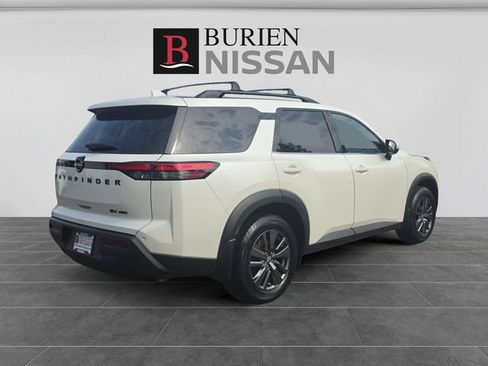 Used 2022 Nissan Pathfinder SV w/ SV Black Package AWD/4WD image 5
