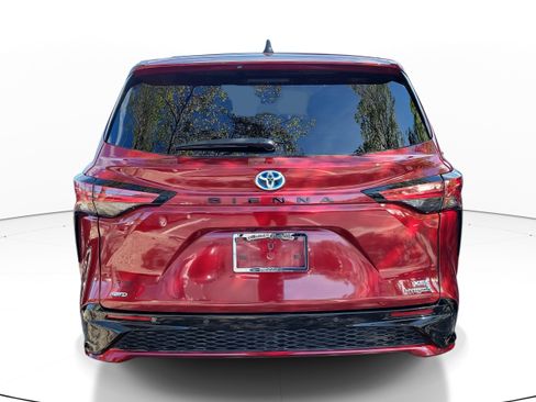 Used 2023 Toyota Sienna XSE image 5