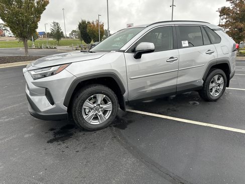 Used 2025 Toyota RAV4 XLE w/ Convenience Package image 3