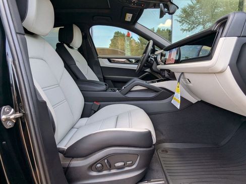 Certified 2025 Porsche Cayenne Coupe image 25