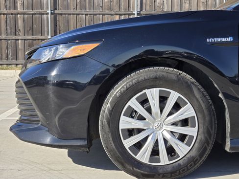 Used 2020 Toyota Camry LE image 6