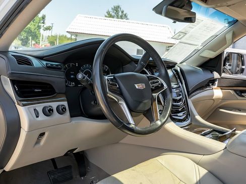 Used 2020 Cadillac Escalade Premium Luxury AWD/4WD image 6