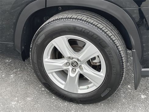 Used 2022 Toyota Highlander LE image 31