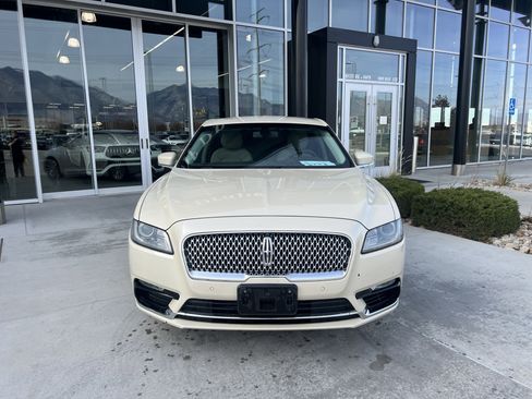 Used 2018 Lincoln Continental Select image 2