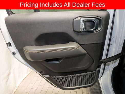 Used 2025 Jeep Wrangler Unlimited Sahara AWD/4WD image 9