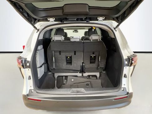 Used 2026 Toyota Sienna XLE FWD image 27