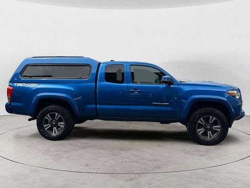 Used 2017 Toyota Tacoma TRD Sport w/ Tow Package AWD/4WD image 4