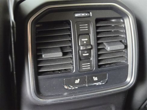 Used 2025 Porsche Macan image 15