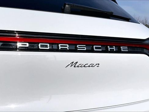 Used 2025 Porsche Macan image 11