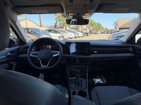 Used 2025 Volkswagen Jetta SE image 29