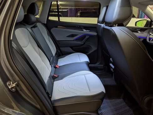 New 2025 Volkswagen Tiguan SE image 25