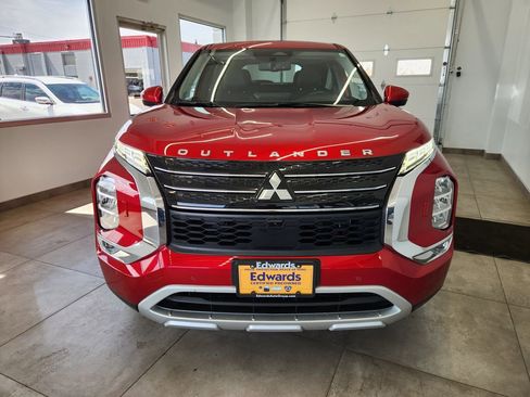 Used 2025 Mitsubishi Outlander SE image 3