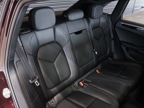 Certified 2024 Porsche Macan AWD/4WD image 6