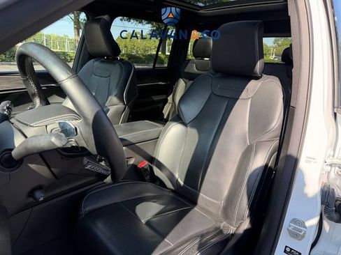Used 2022 Jeep Grand Cherokee Overland w/ Advanced Protech Group III AWD/4WD image 2