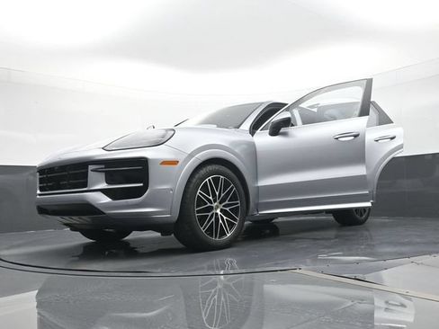 Certified 2024 Porsche Cayenne AWD/4WD image 30