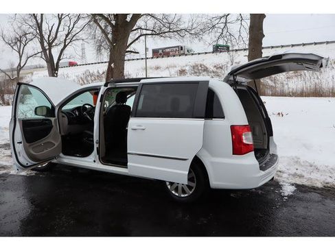 Used 2014 Chrysler Town & Country Touring image 16