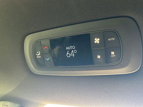 Used 2025 Chrysler Pacifica Select image 24