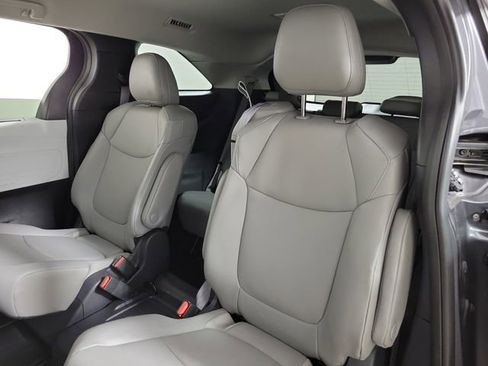 Used 2025 Toyota Sienna XLE FWD image 13