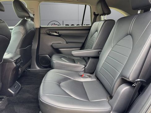 Used 2024 Toyota Highlander XLE AWD/4WD image 18