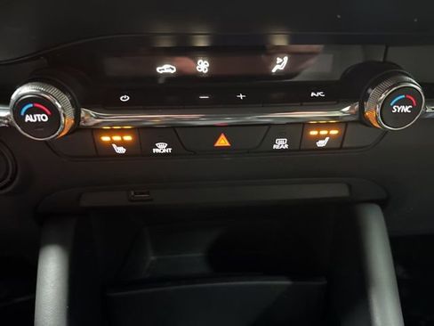 Used 2019 MAZDA MAZDA3 AWD Hatchback w/ Preferred Pkg image 4