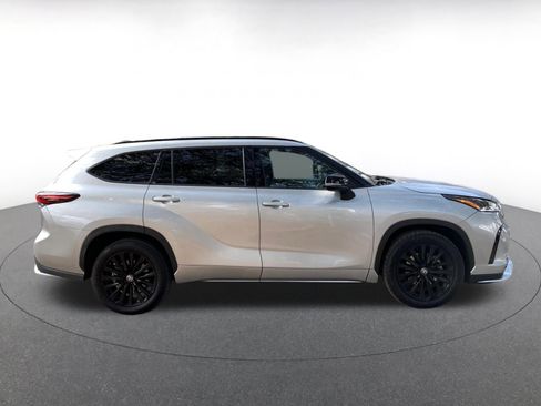 Used 2024 Toyota Highlander XSE image 8