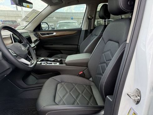 Used 2025 Volkswagen Atlas SE FWD image 18