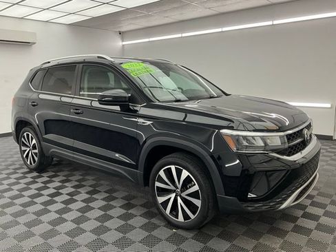 Used 2022 Volkswagen Taos SE FWD image 3
