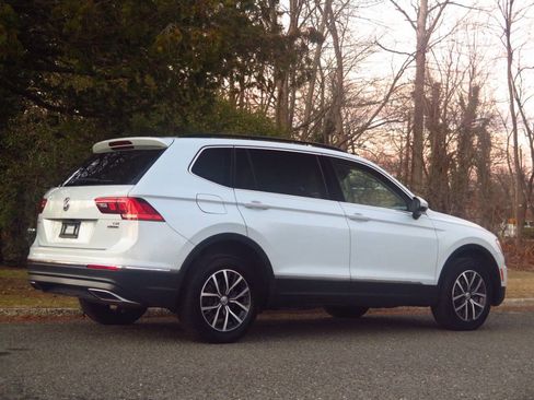 Used 2018 Volkswagen Tiguan SE w/ Panoramic Sunroof Package image 5