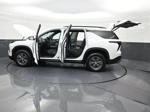 Used 2025 Chevrolet Traverse LT FWD image 35