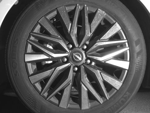 Used 2025 Nissan Altima 2.5 SV FWD image 12