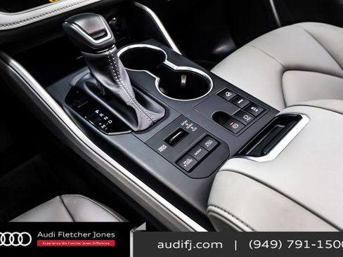 Used 2025 Toyota Highlander XLE image 7