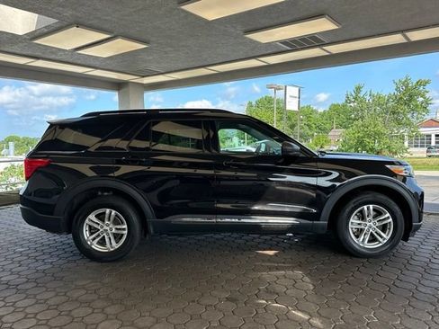 Used 2023 Ford Explorer XLT AWD/4WD image 4