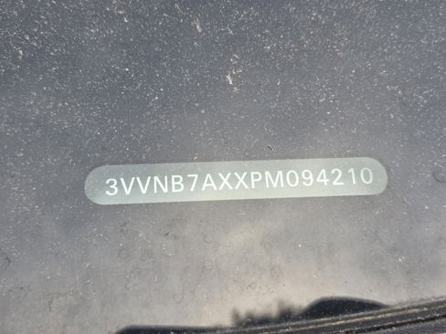 Used 2023 Volkswagen Tiguan SE w/ Panoramic Sunroof Package image 9