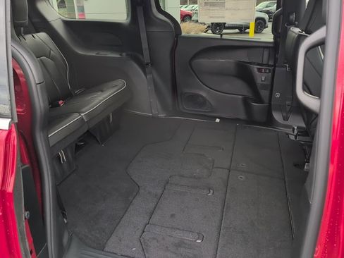 New 2026 Chrysler Pacifica Limited image 14